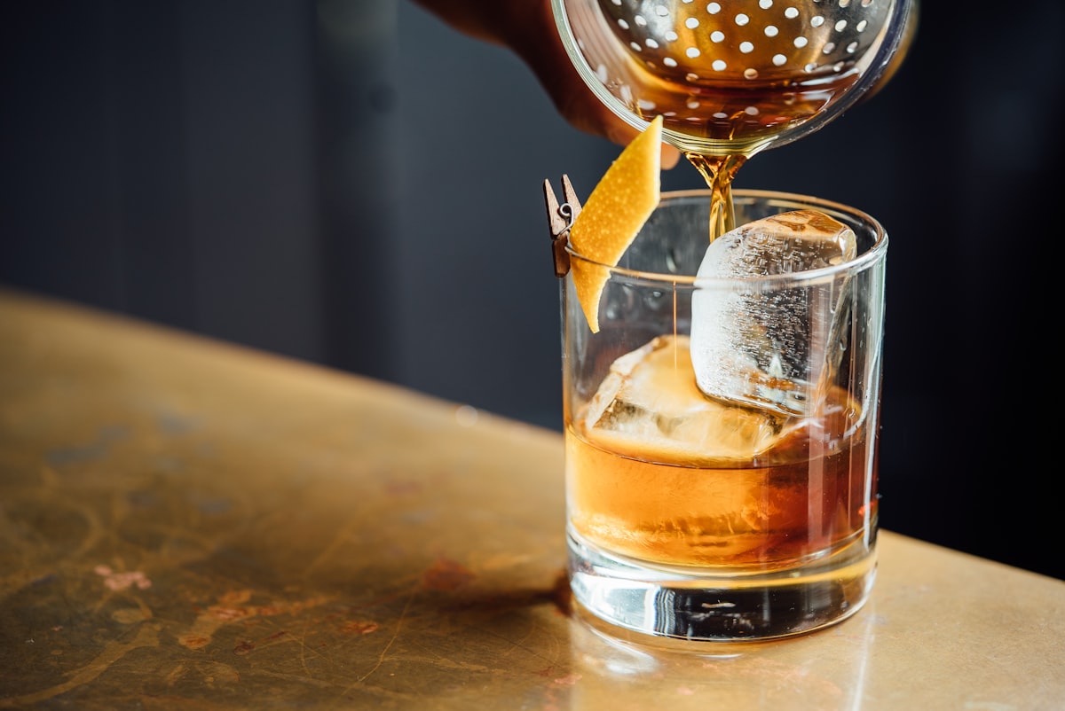 Negroni mit Orangenzeste