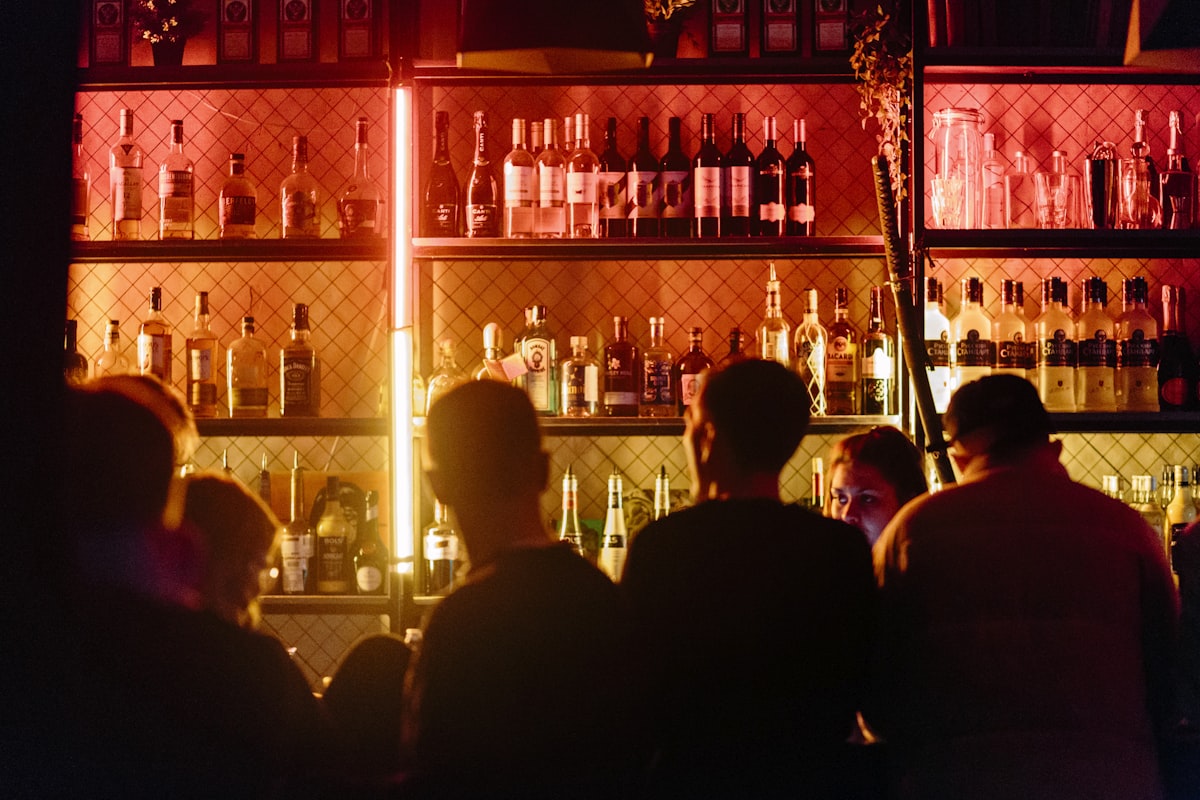 Barkeeper gießt einen Cocktail ein