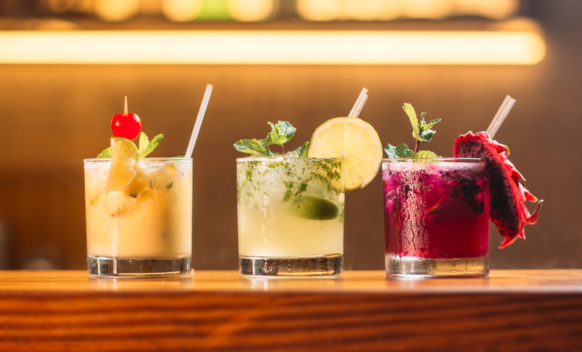 Bunte Cocktails auf der Bar